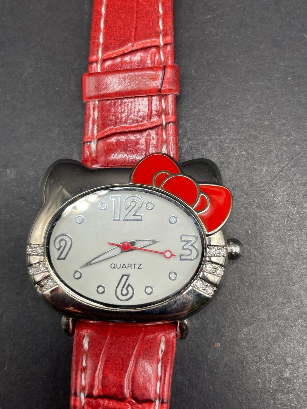Vintage Sanrio Hello Kitty Silver Tone Case Red Leather Band Quartz Watch 36mm